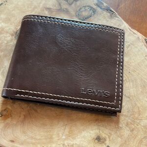 NEW. Levi's Logo Bifold Wallet